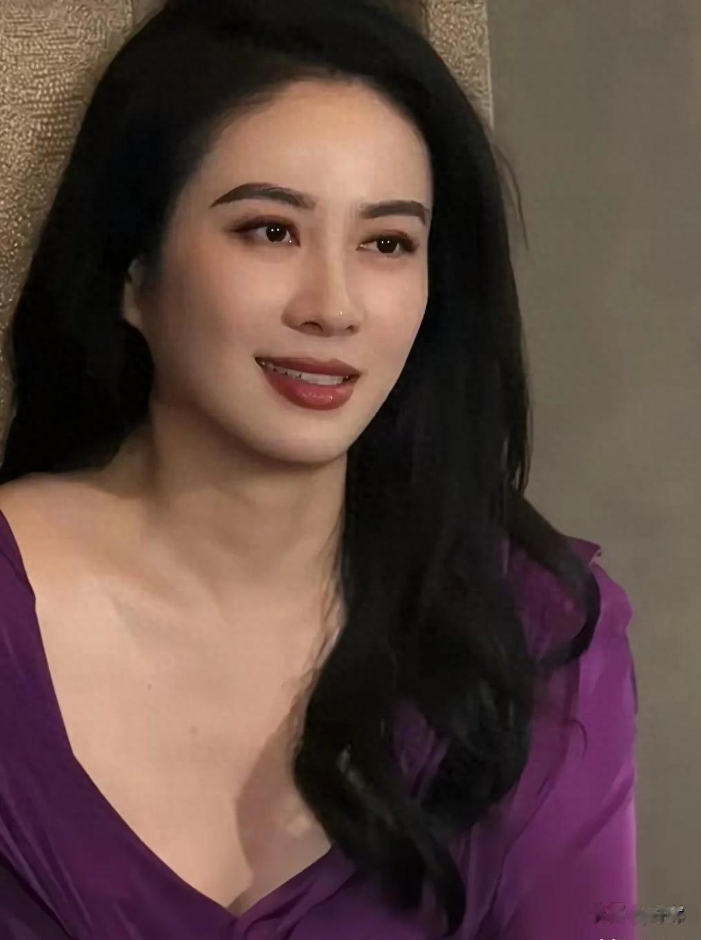 不怪那么多人想娶她，路人镜头下都美若天仙