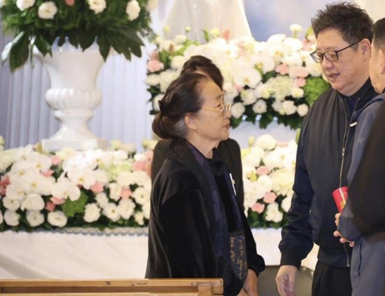 袁惟仁葬礼布满鲜花，老母亲前往送别凝视遗照，孙女搀扶场面哀伤