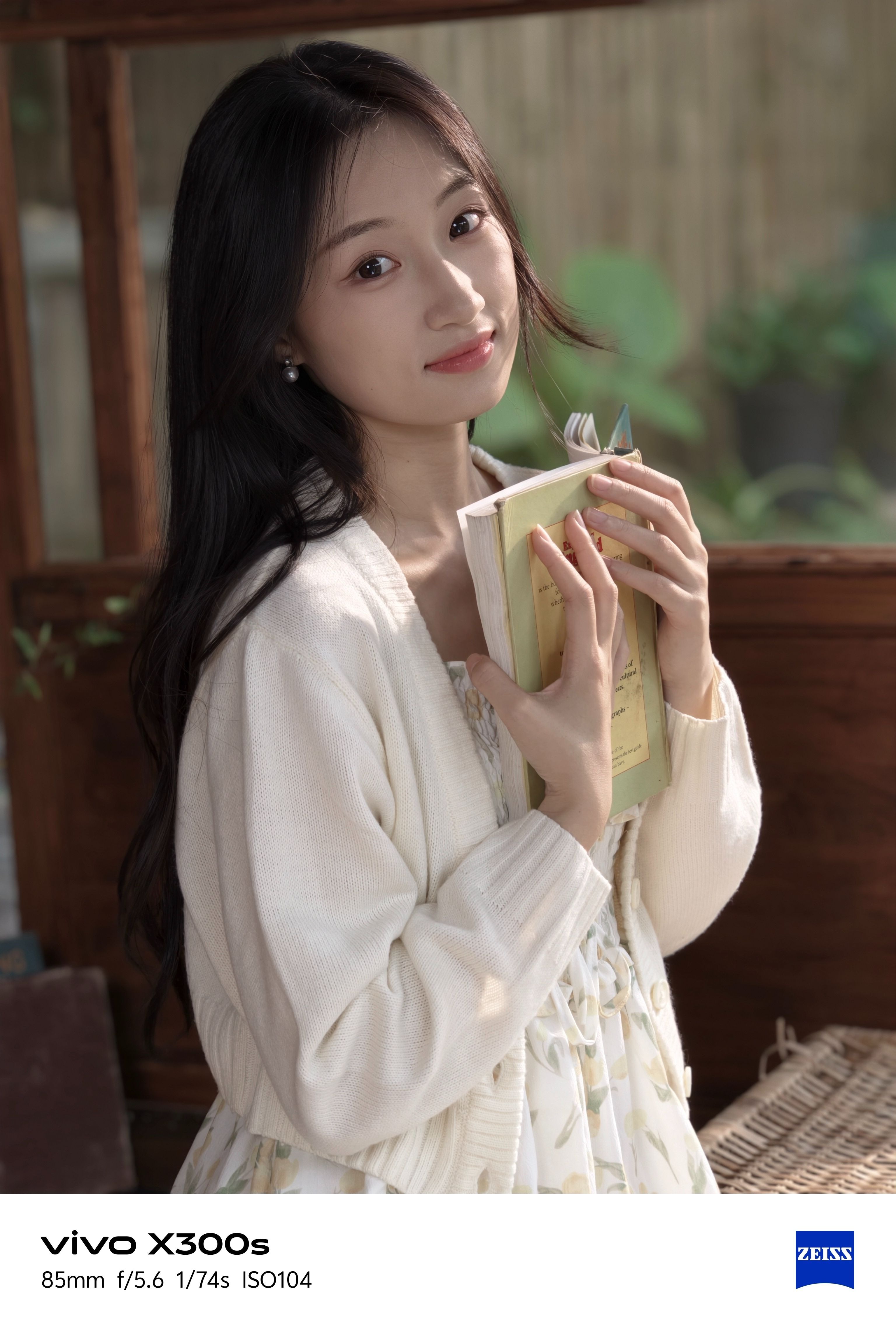 vivo X300s影像體驗：「隨身小V單」，氛圍感大片輕松出！