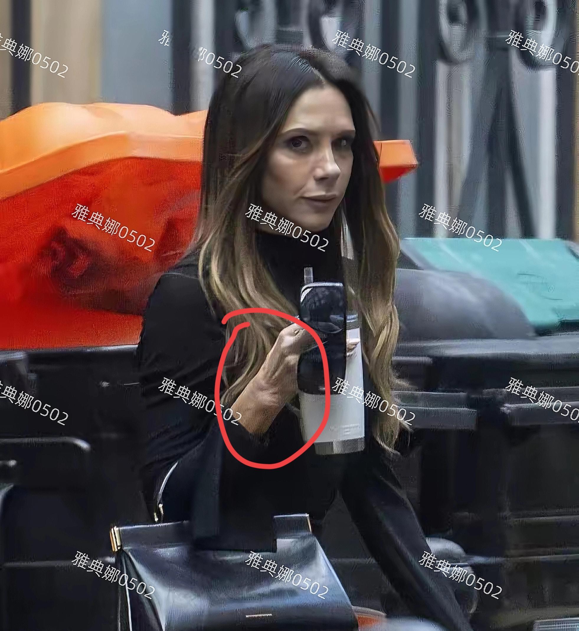 贝克汉姆老婆维多利亚太瘦了,不仅手青筋凸起腿更是只剩一把骨头