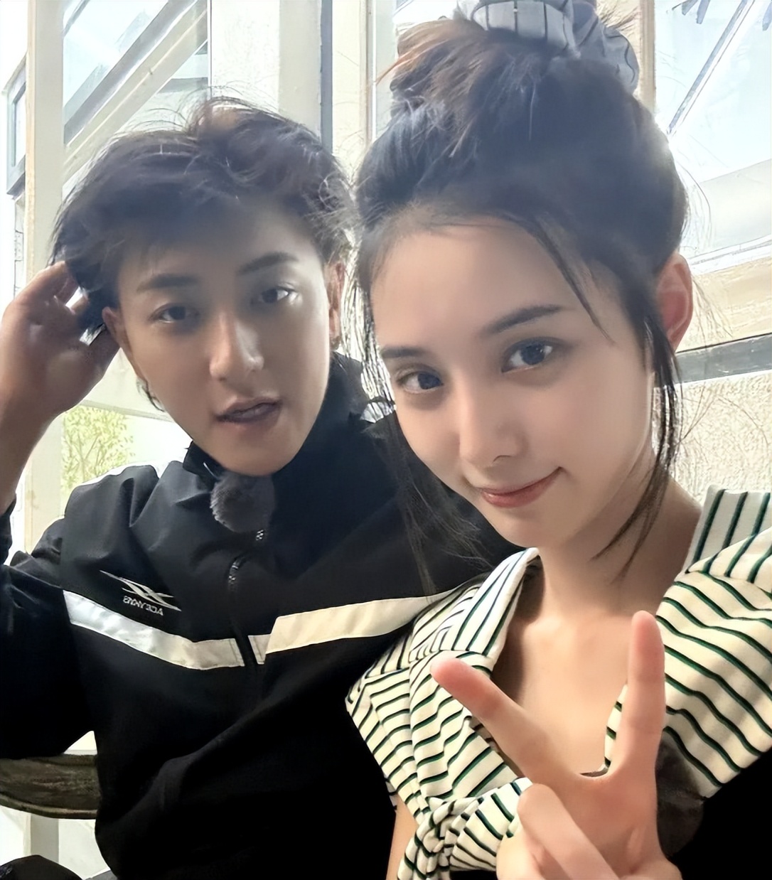 黄子韬嘴唇发紫被劝去医院，老婆一个动作暴露了她的段位