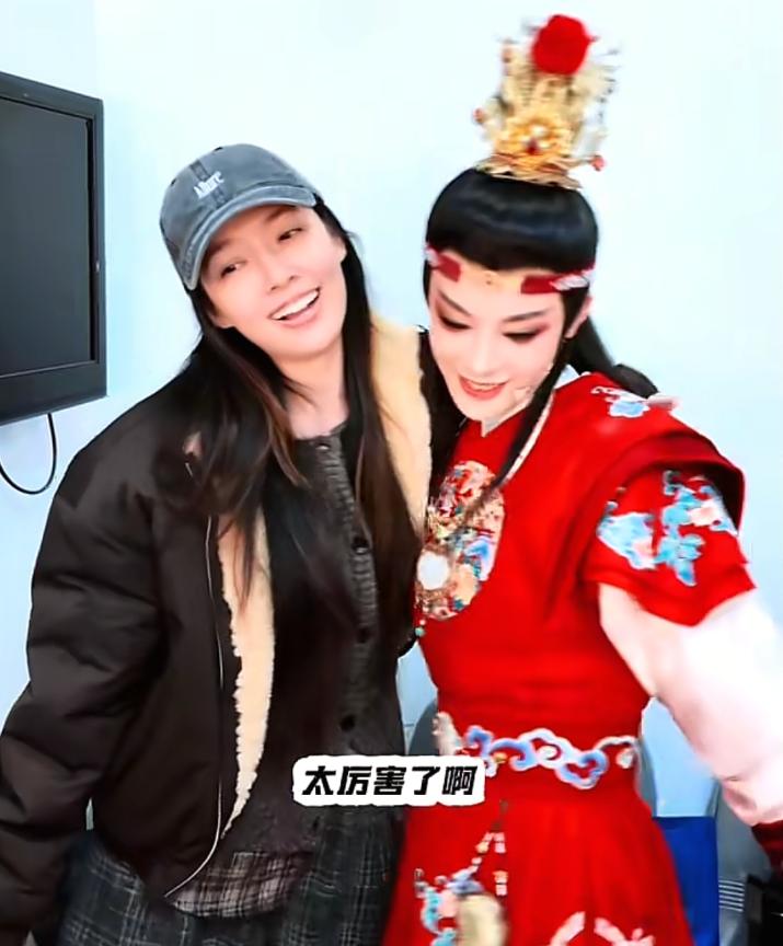 郭碧婷台北看陈丽君越剧演出!素颜油头颜值抗打,两姐妹合影好美