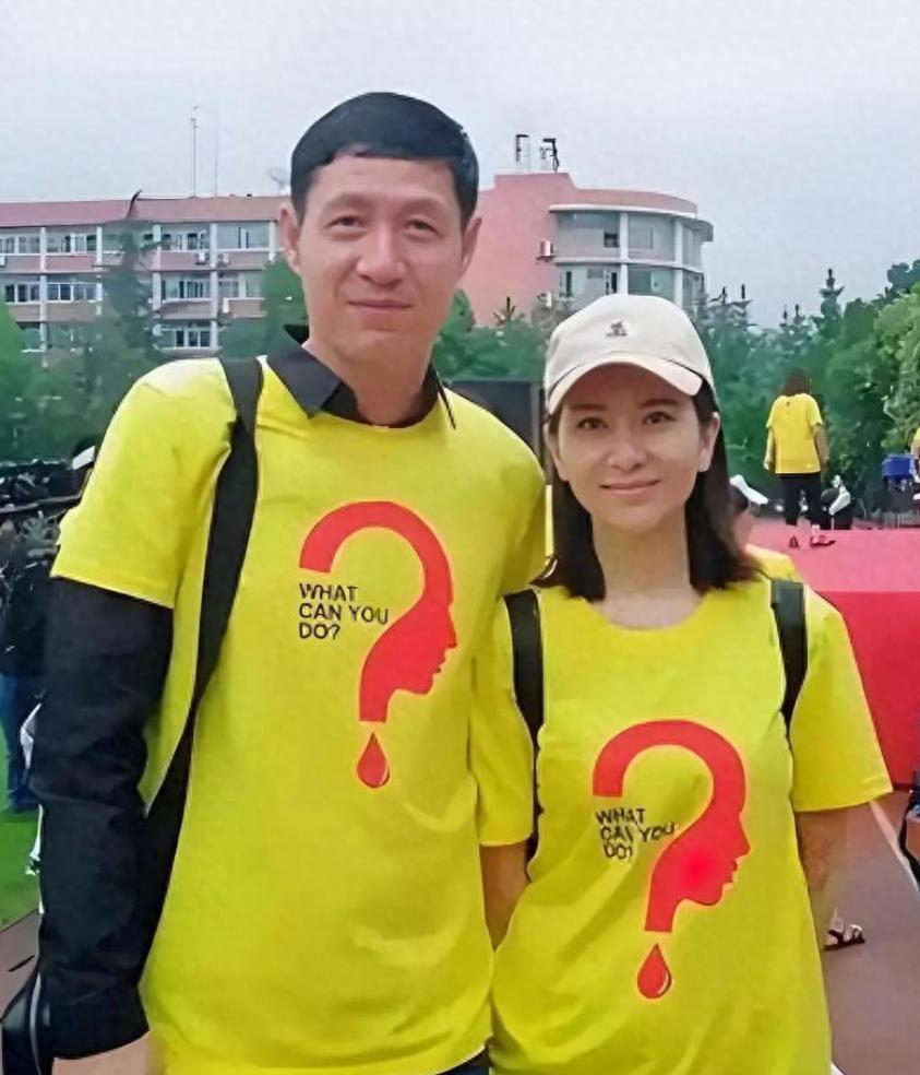 原来他俩是夫妻，丈夫是国足名宿，妻子是歌坛天后，女儿颜值超高