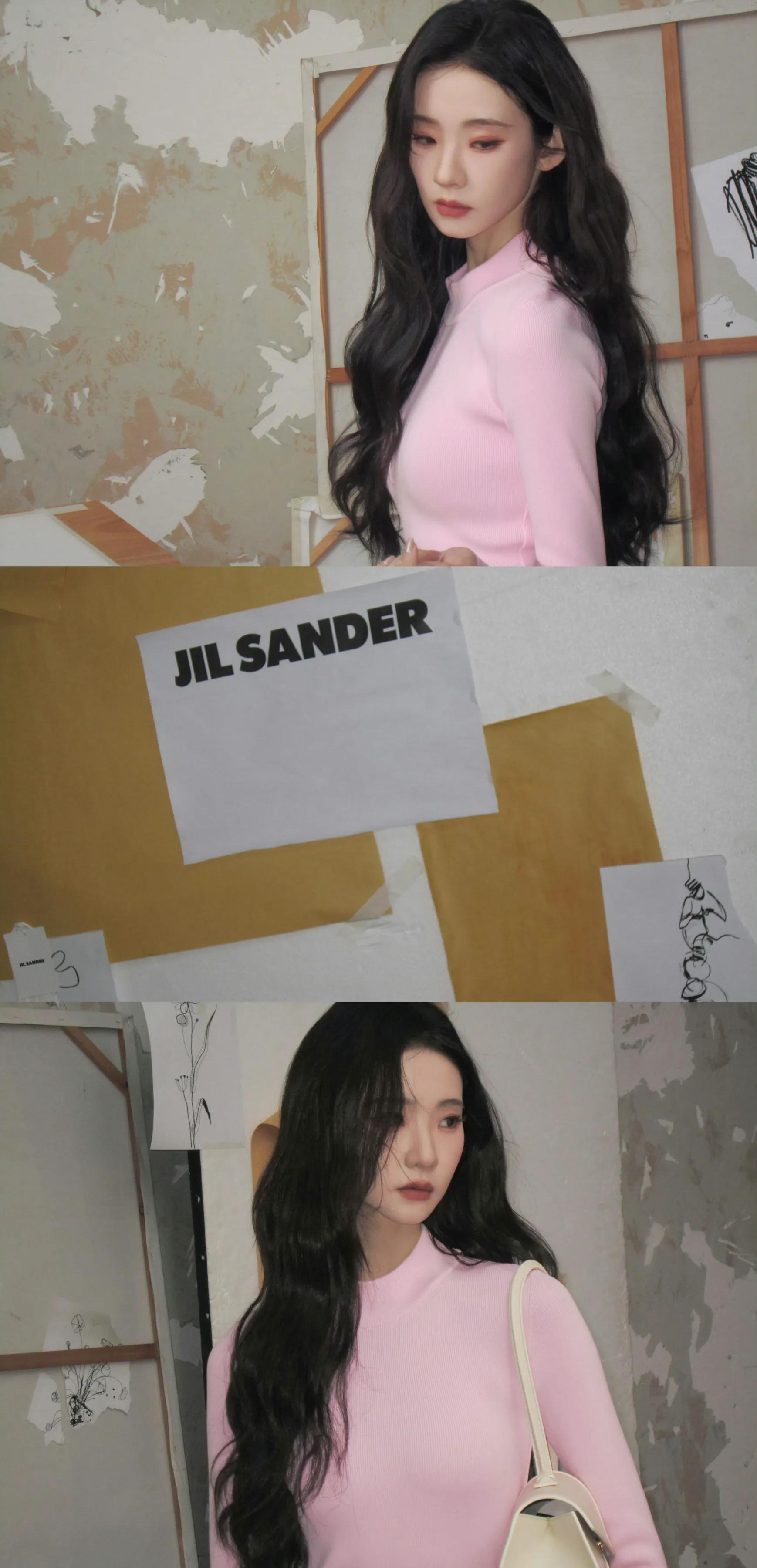 张艺凡,粉色针织毛衣温柔可爱。