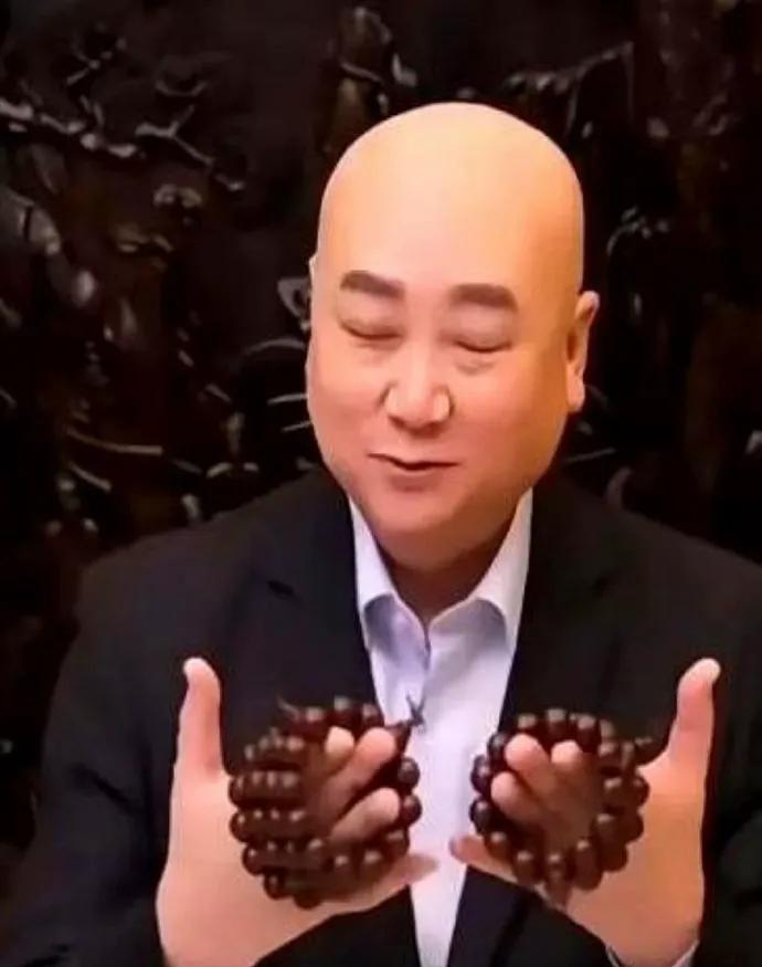 迟重瑞直播卖紫檀手串，网友却在嘲笑，他却淡淡一笑 ???