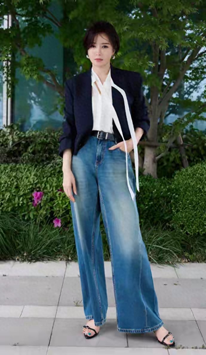 秦岚阔腿牛仔裤配细带凉鞋，这慵懒坐姿散发极致雌性荷尔蒙