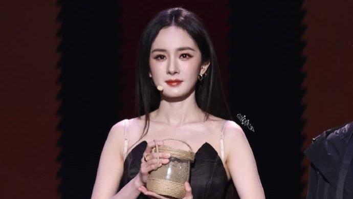 杨幂乌黑浓密长发引关注