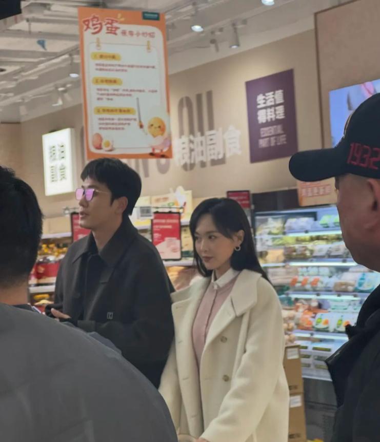 唐嫣北京超市被偶遇，穿粉色毛衣推购物车，脸又长又尖好吸睛