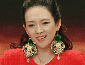 46岁章子怡香港被遇，医美过度脸大了一圈，网友惋惜失去骨相优势