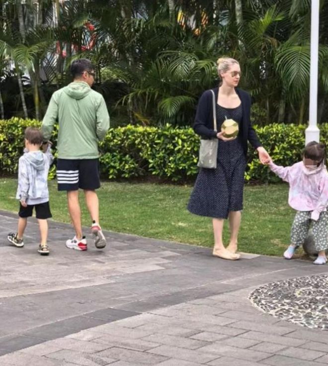 撒贝宁一家三亚度假！
