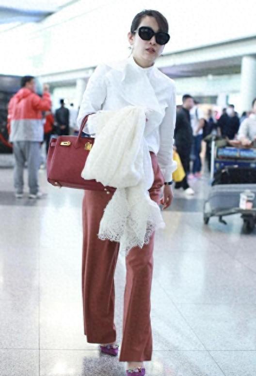 秦海璐真是中年女人的穿搭标杆！穿白衬衫配阔腿裤，高级气质满分