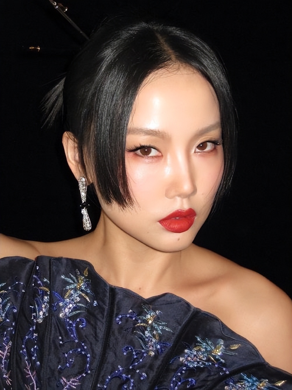一栋豪宅几只狗，如今独居上海的黄龄，39岁未婚无子活成人间清醒