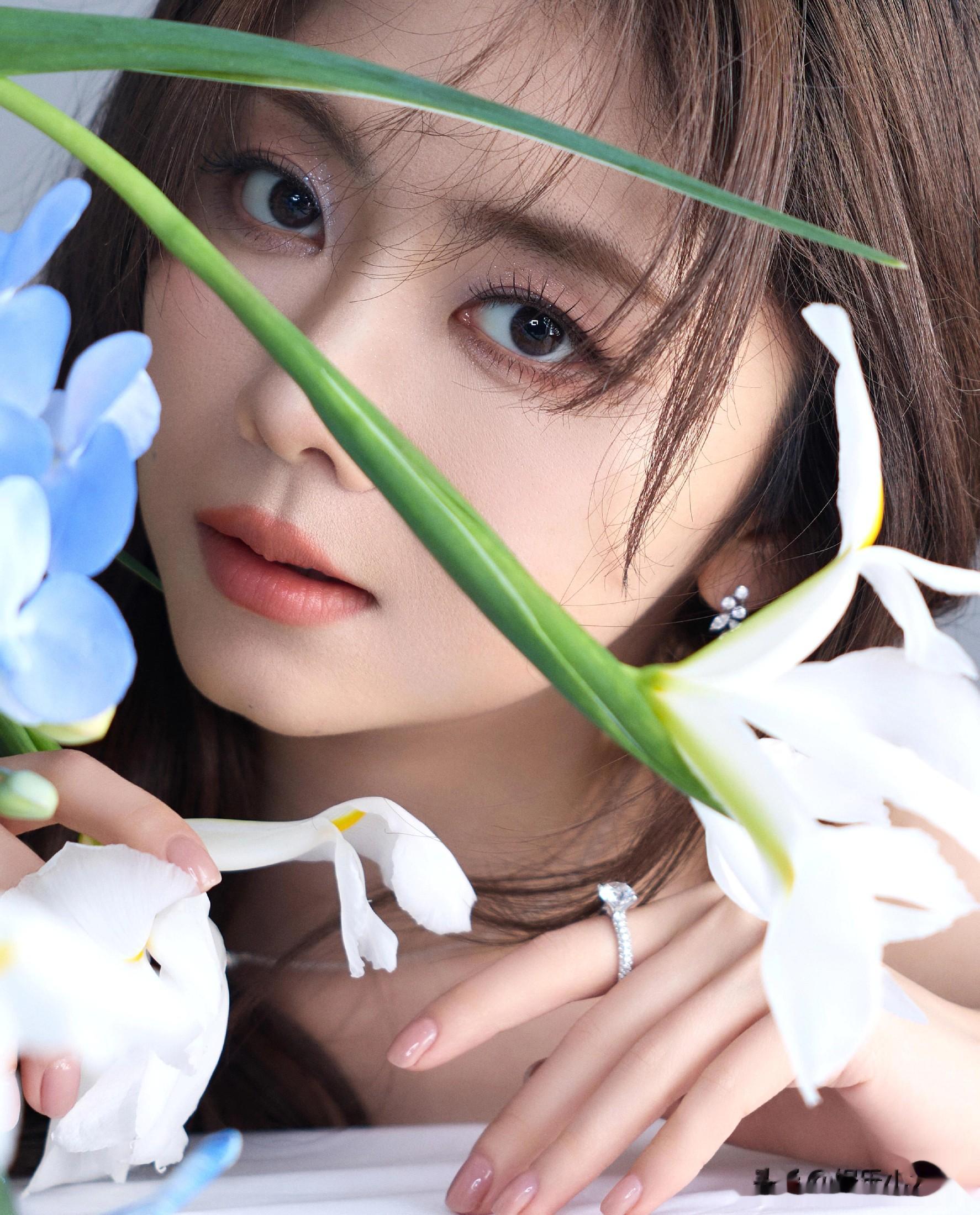 谭松韵2026百花迎春造型，以淡蓝轻纱礼裙构建出一幅东方春日画卷