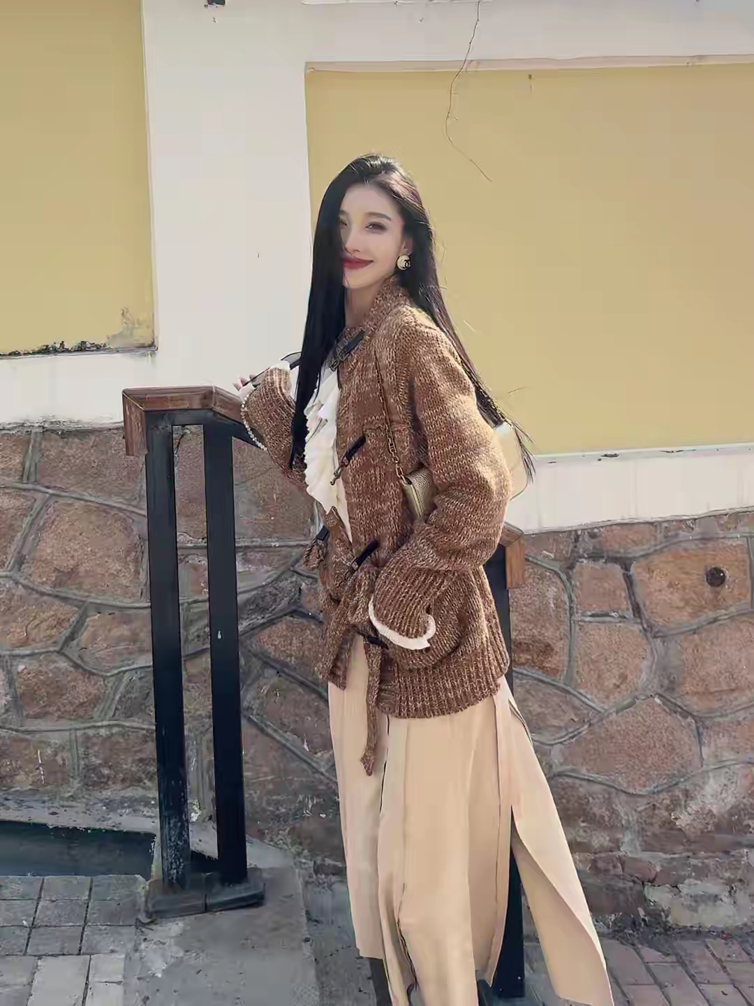 刘丹萌脚踩高跟筒靴在阳光下格外迷人，真好看