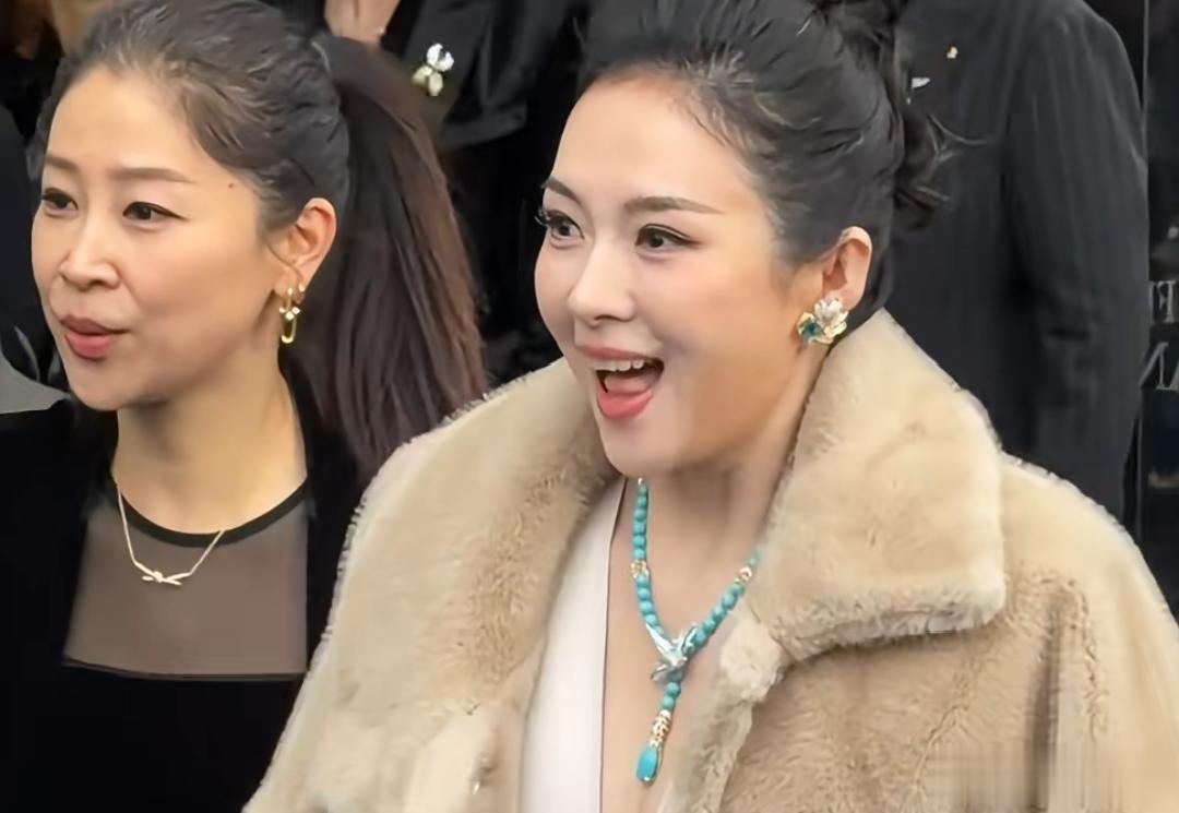 章子怡最新生图发福了，狂涂阴影粉遮盖脸颊，传为新戏增肥20斤