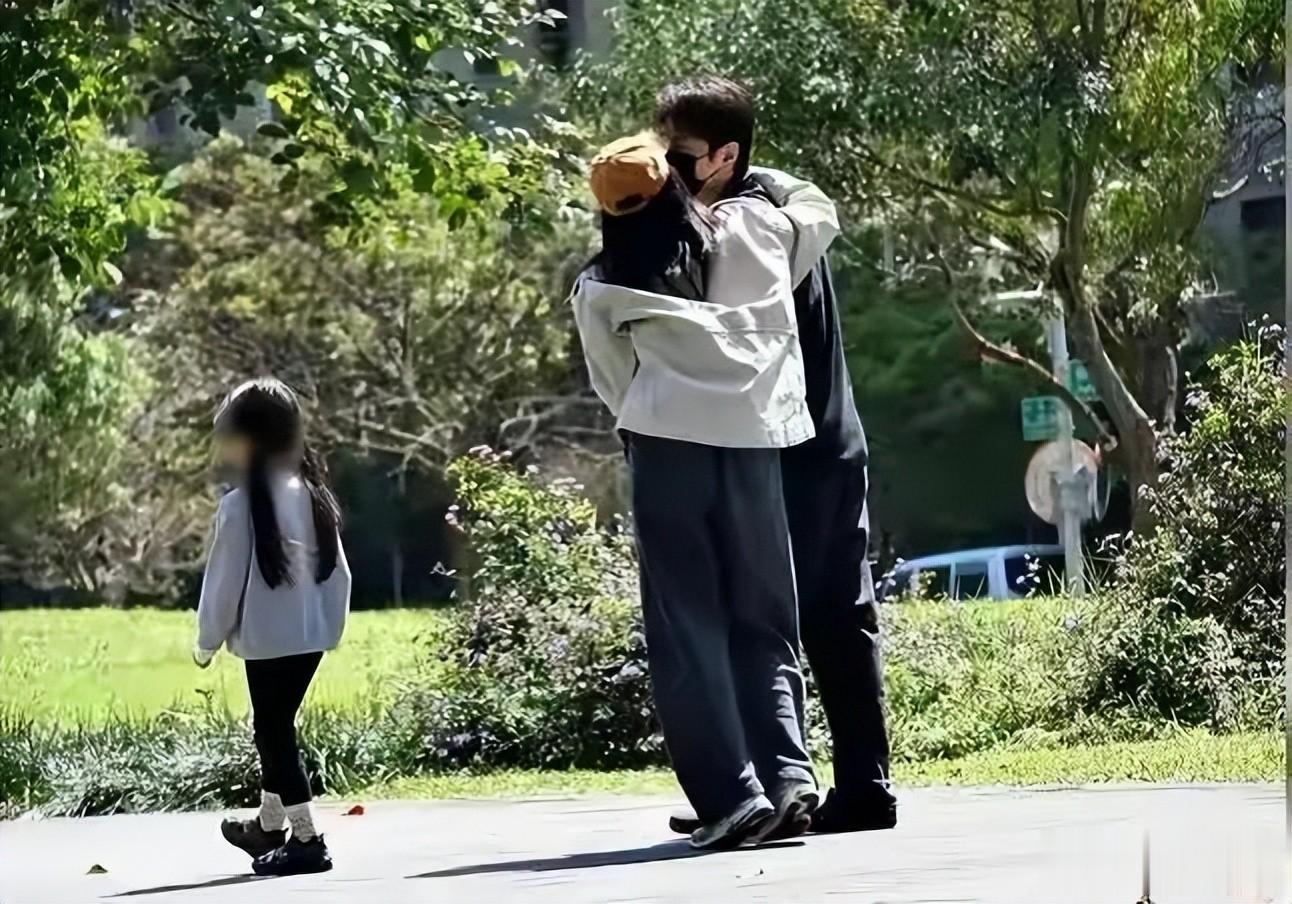 高圆圆夫妻带女儿逛迪士尼，一家三口手拉手，7岁Rhea长高不少