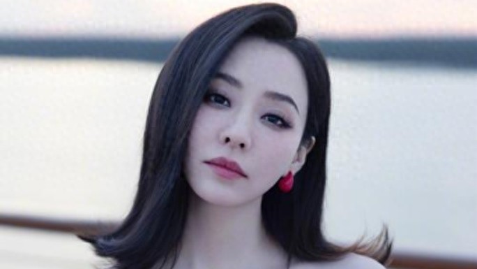 张靓颖自曝医美“翻车”自嘲“不笑女”，真诚圈粉无数