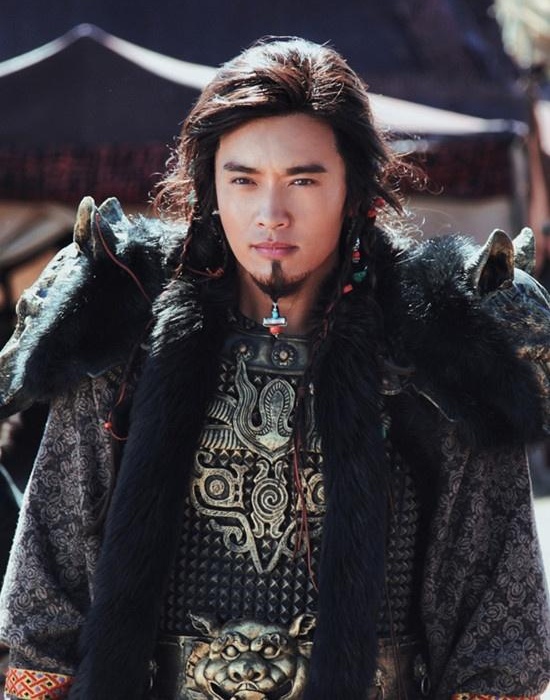 高云翔深夜在天津街头淋雪,边走边笑,网友:你这一生后悔不