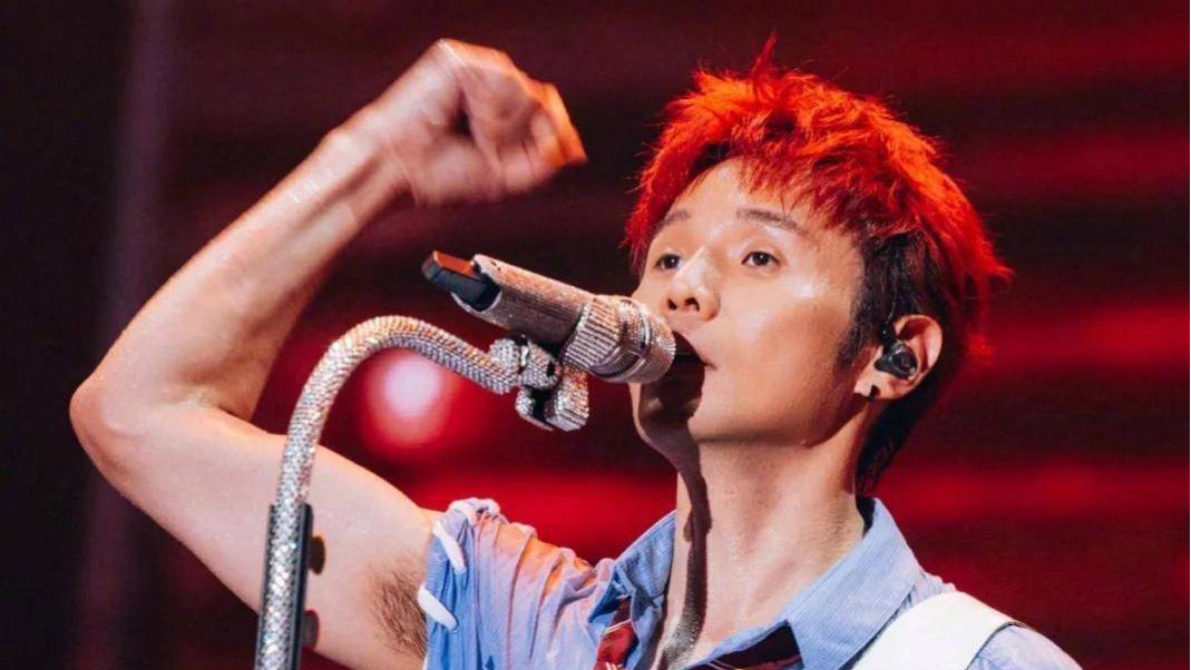 李荣浩刚骂完单依纯侵权，自己就被资深词人点名：你唱我的歌给授权了吗？