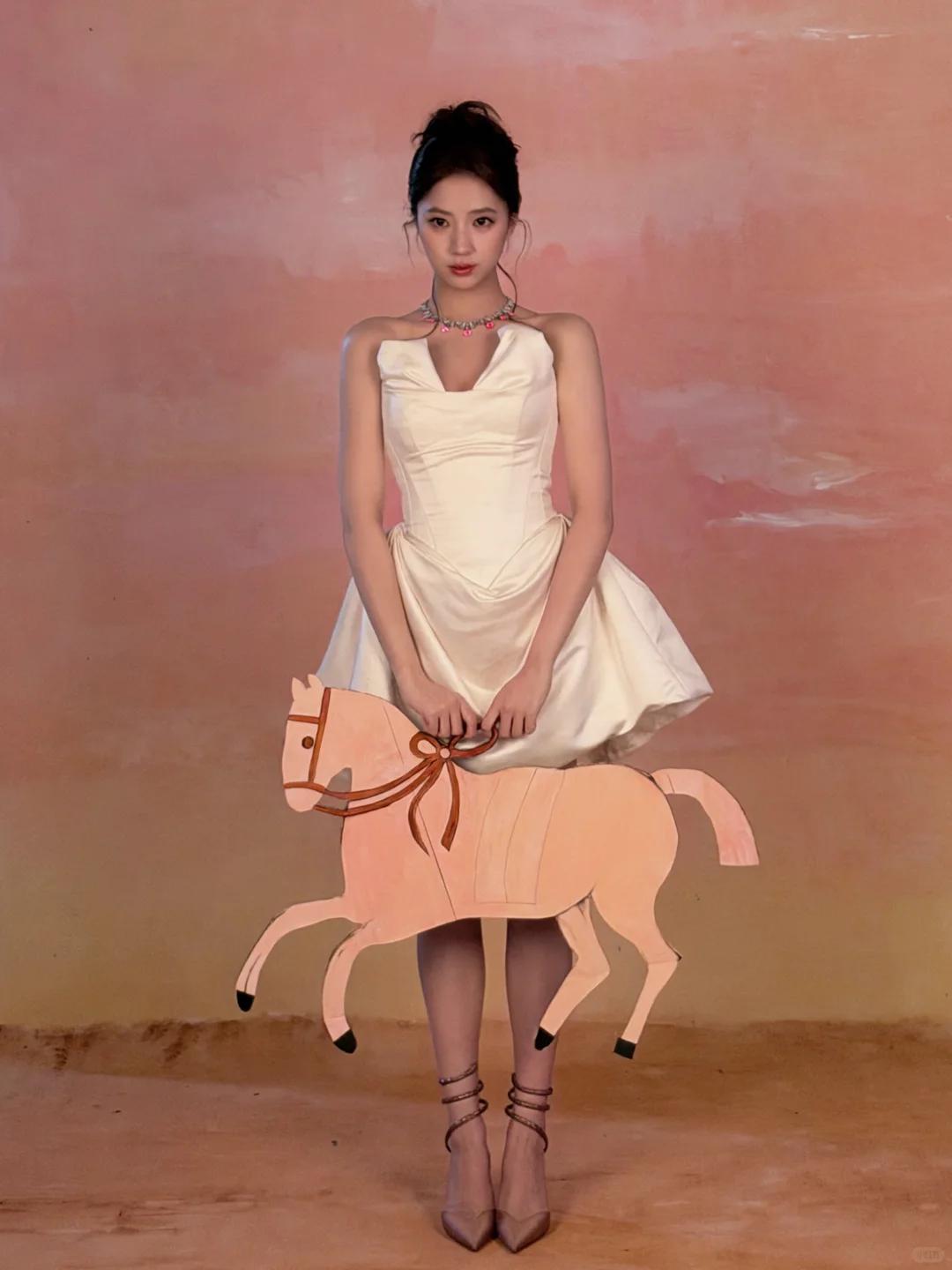 成都这一夜，王玉雯真空，佘诗曼穿深V，却被虎背熊腰的小咖抢镜