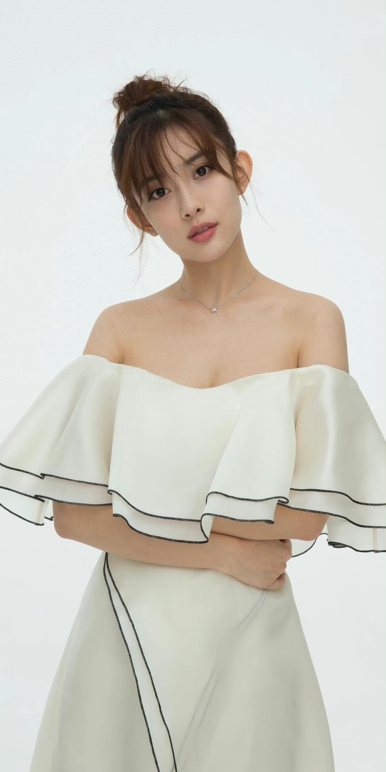 孟子义早期形象照，白裙锁骨好精致。