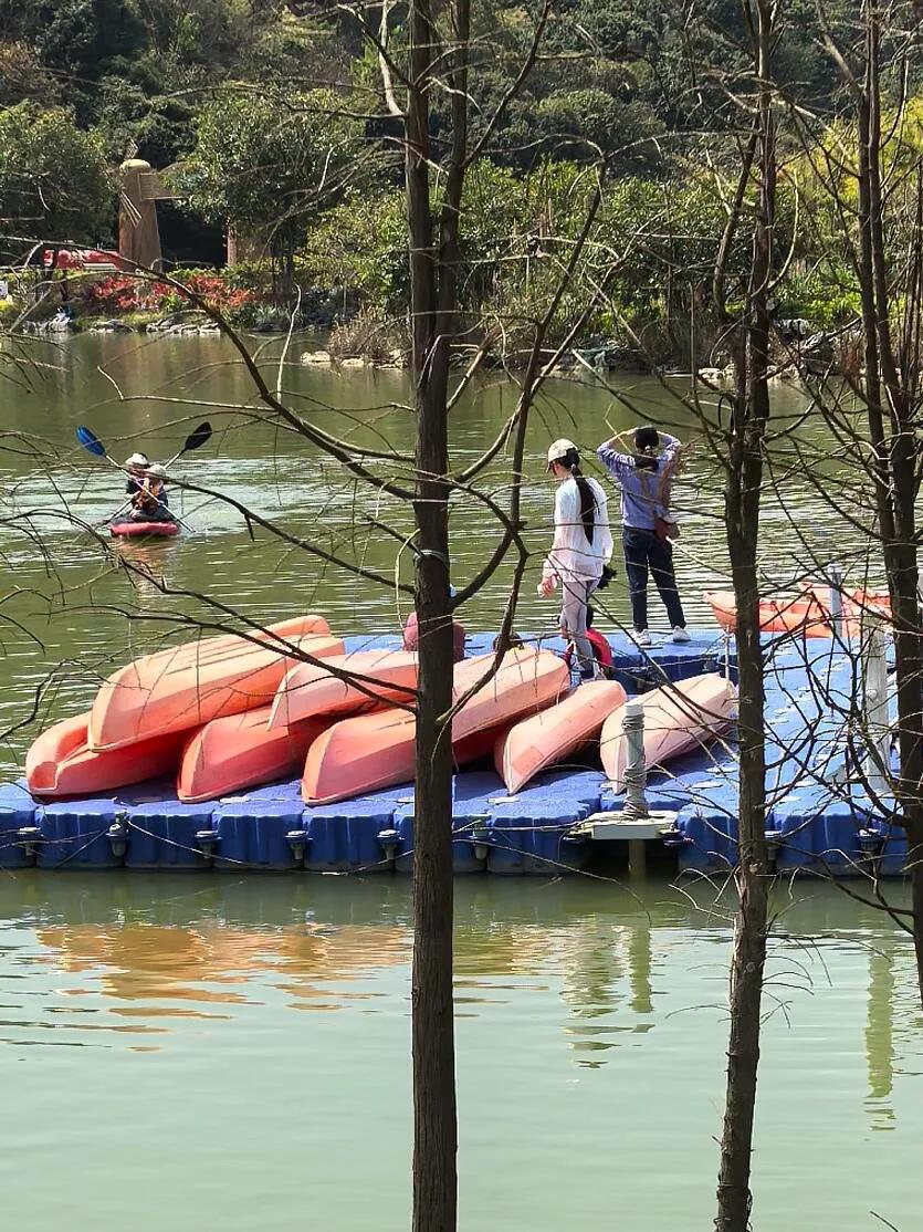 广州偶遇张馨予一家三口出游，和老公何捷带娃骑行划船，画面有爱