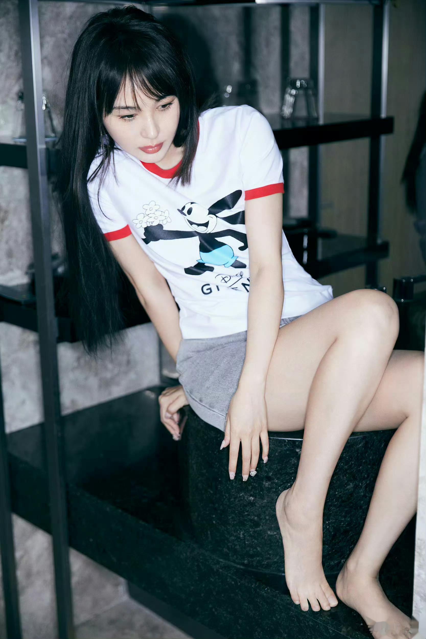 李菲儿 好带感 裸足很是可爱