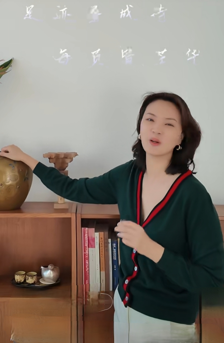 刘芳菲分享工作室，墨绿V领针织开衫配米白长裤，知性又优雅
