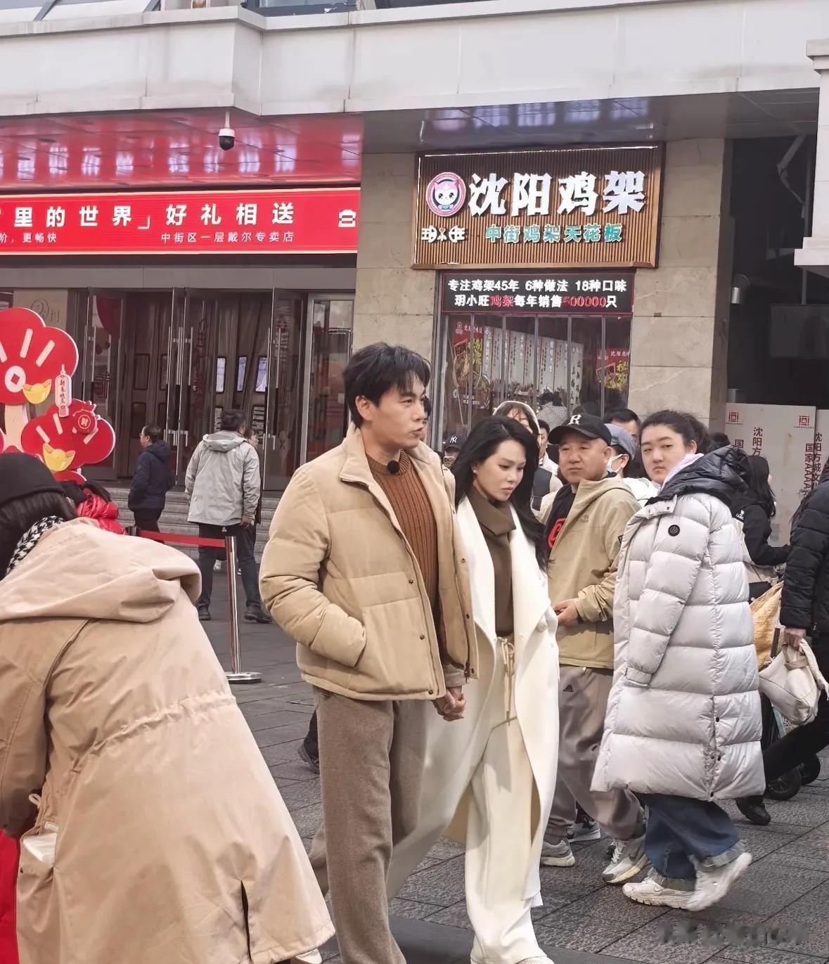 伊能静在沈阳翻车？大衣吊牌没剪就出门，路人镜头下老态藏不住了