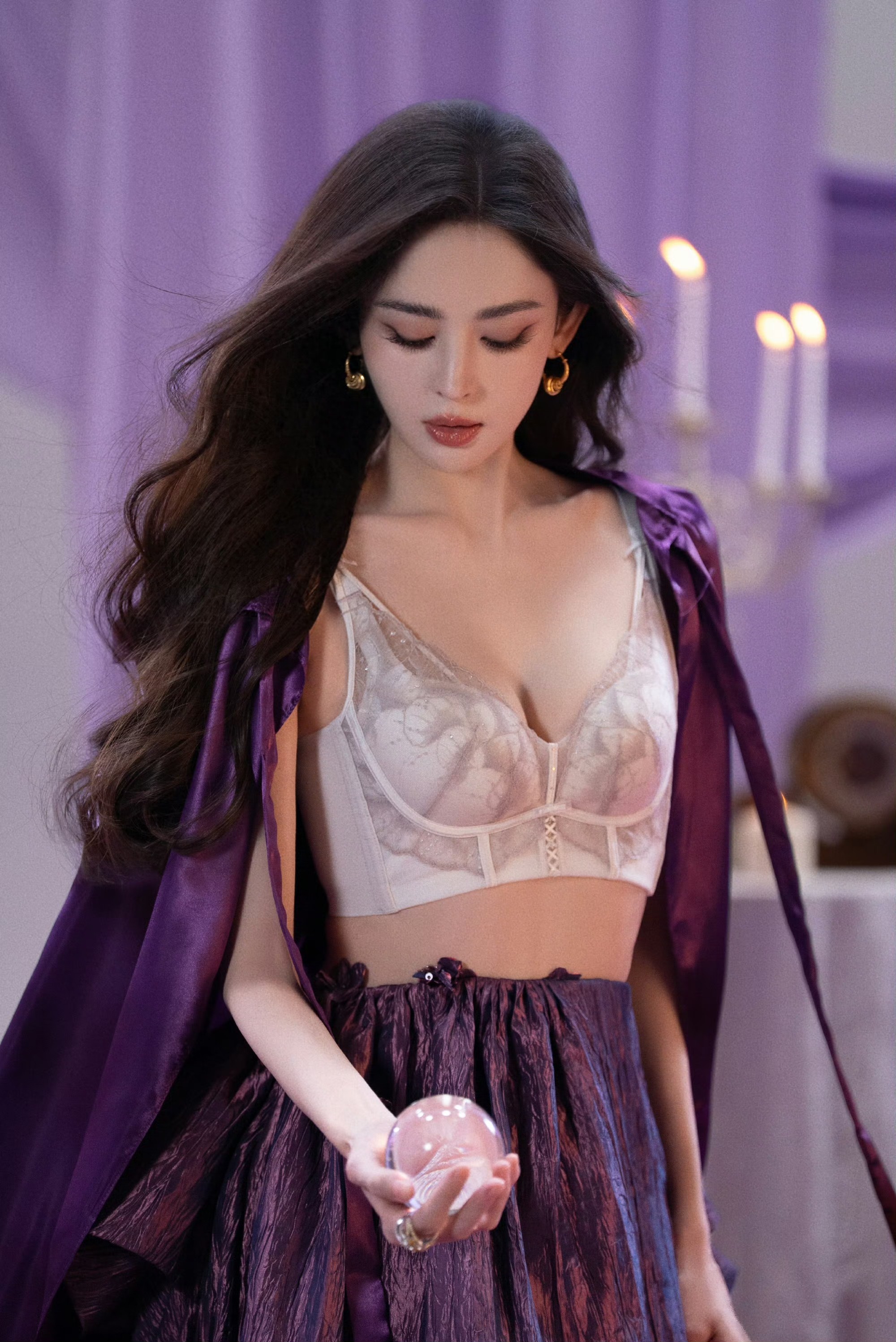 古力娜扎内衣秀，魅惑的女王捧着水晶球对施展魔法