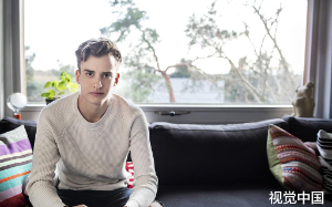 姐姐结婚那天，我随礼一块钱的红包，还让她把她自己陪嫁的三套房子全部转给我