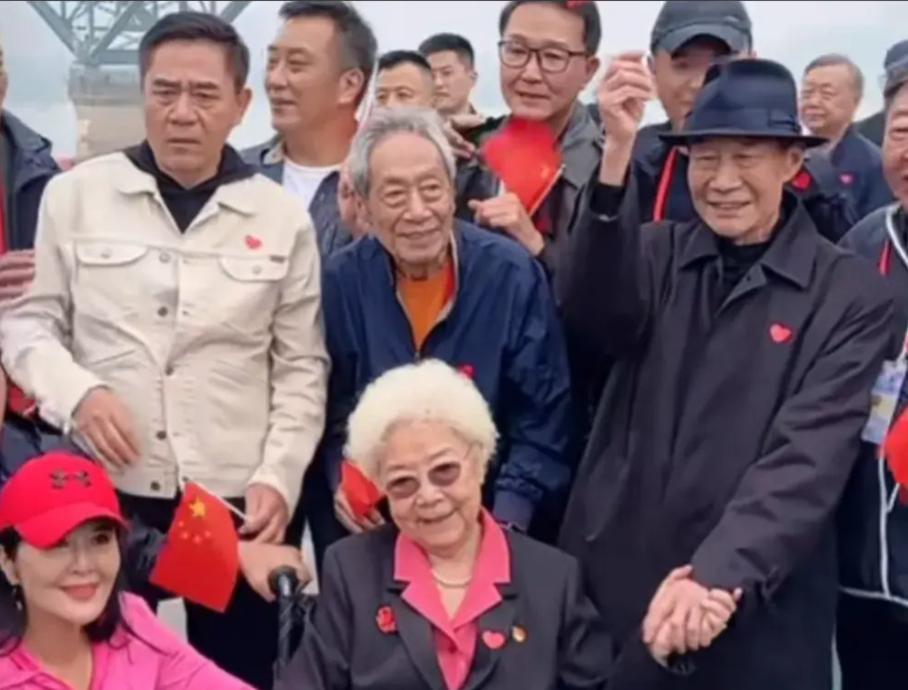 98岁的田华也没想到，风光一辈子老了住旧房子，孙子成了晚年依靠