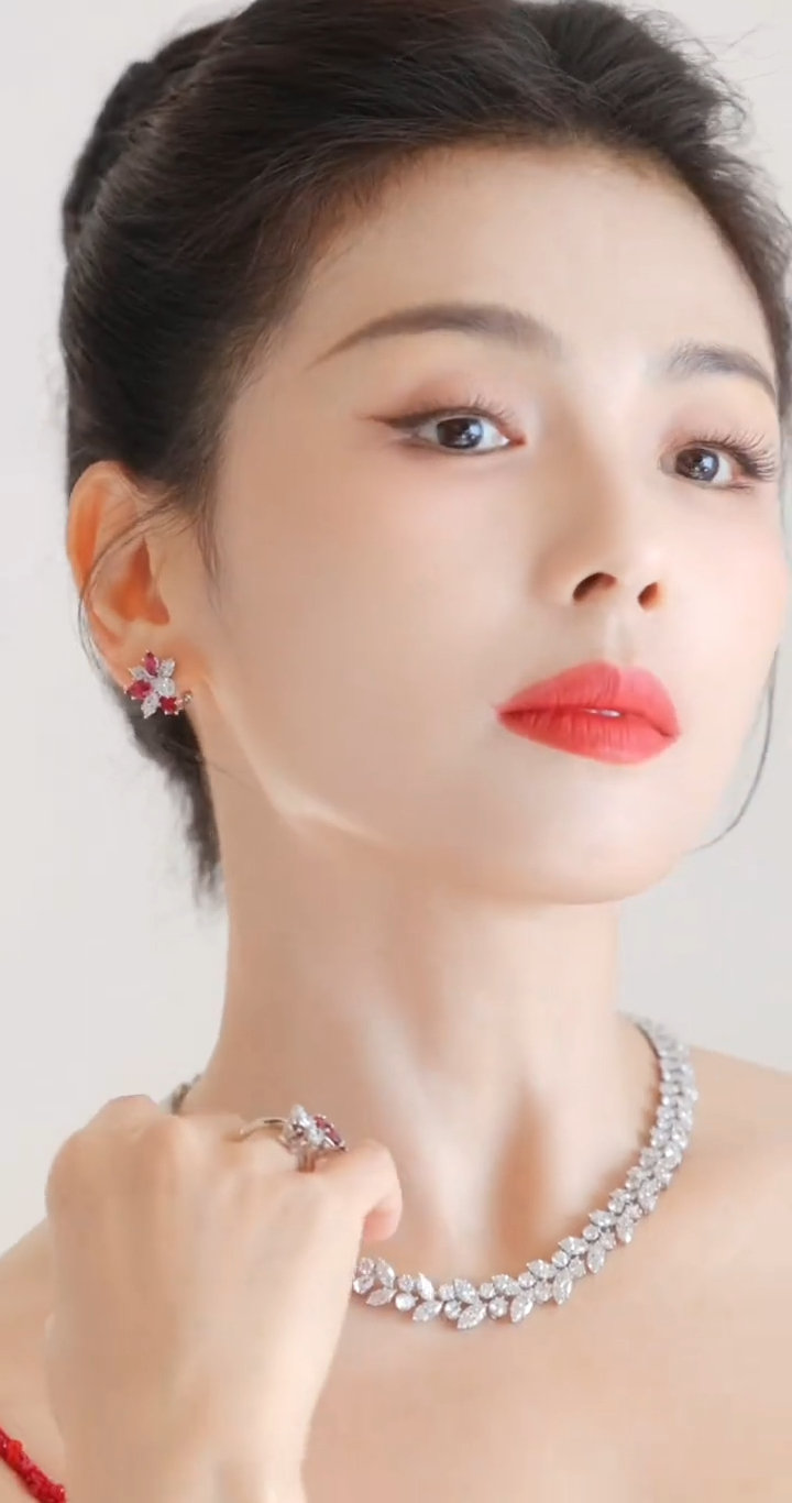 刘涛品牌代言美照，顶级韵味阿姨，真让人着迷