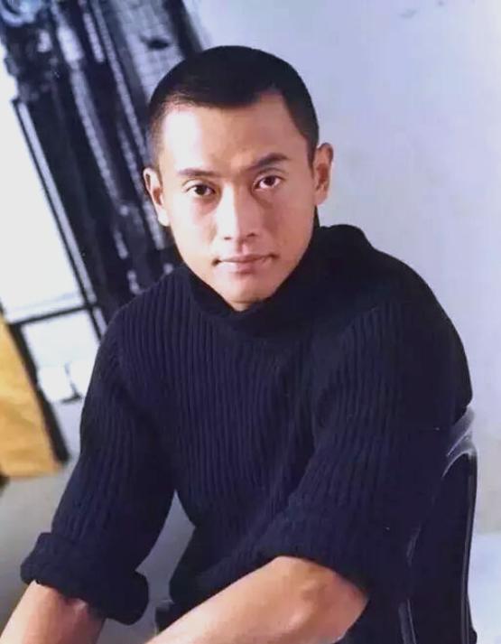 突发!香港知名男星新恋情曝光,曾发誓终身不娶,屡次改口被打脸