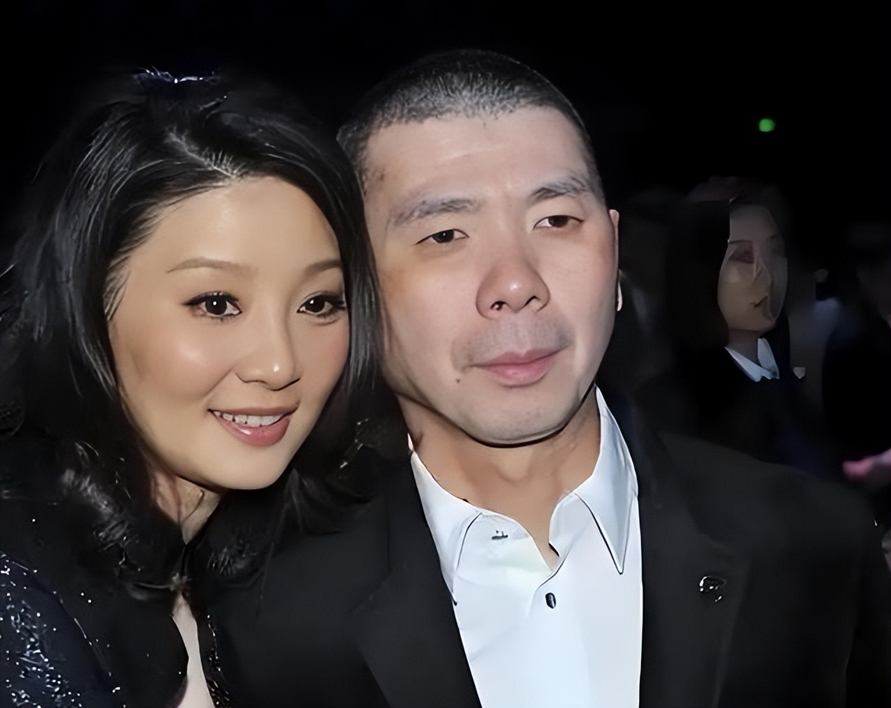 徐帆回应离婚7个月后，67岁冯小刚再惹争议，养女徐朵成了导火索