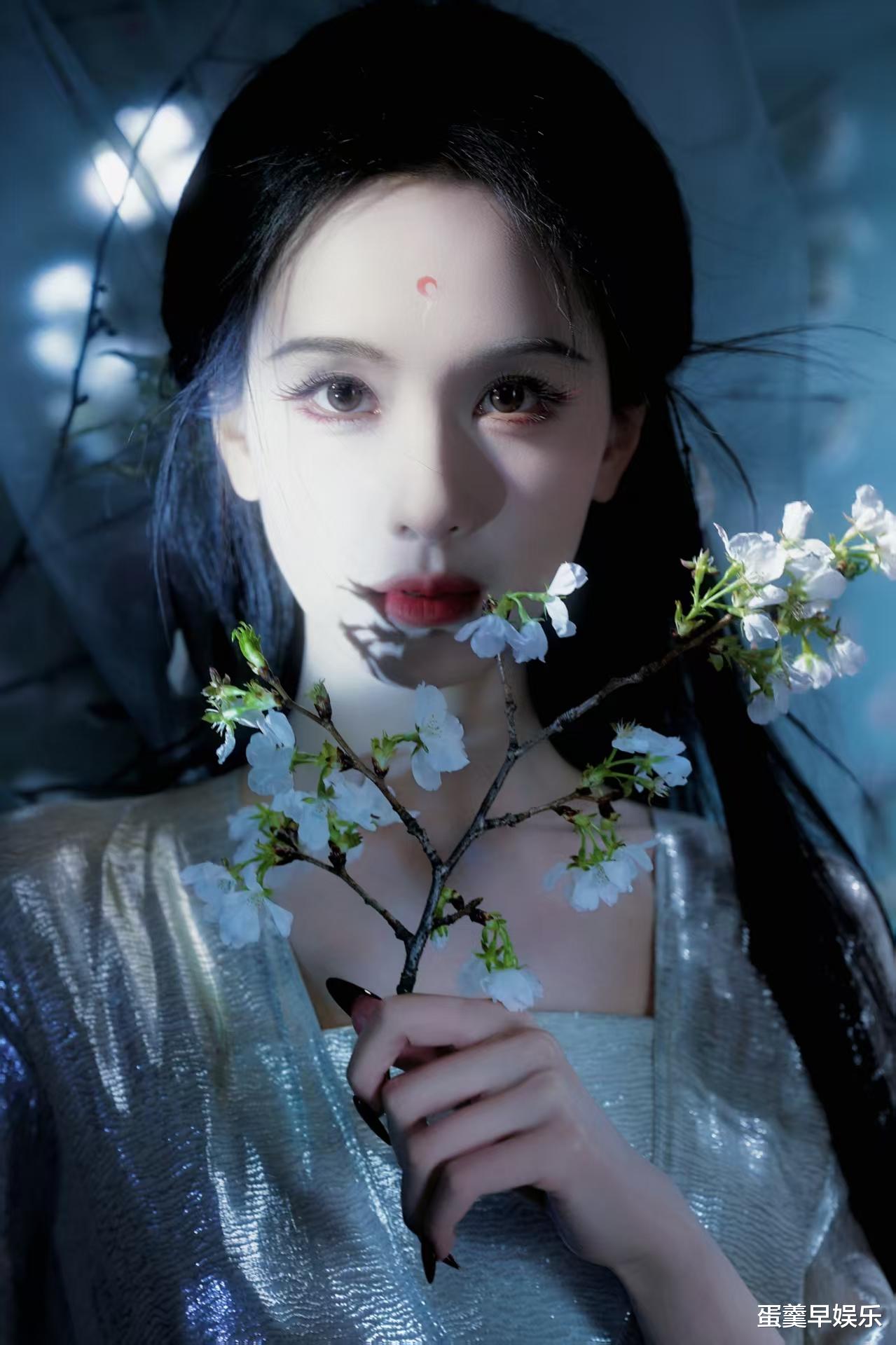 鬼灯一线桃花面，陈都灵的极致清冷鬼系美学
