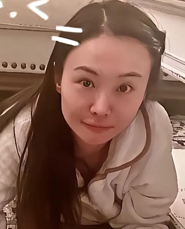 逃到美国4年多，34岁郑爽近照被曝，这一次她还能被大众原谅吗？