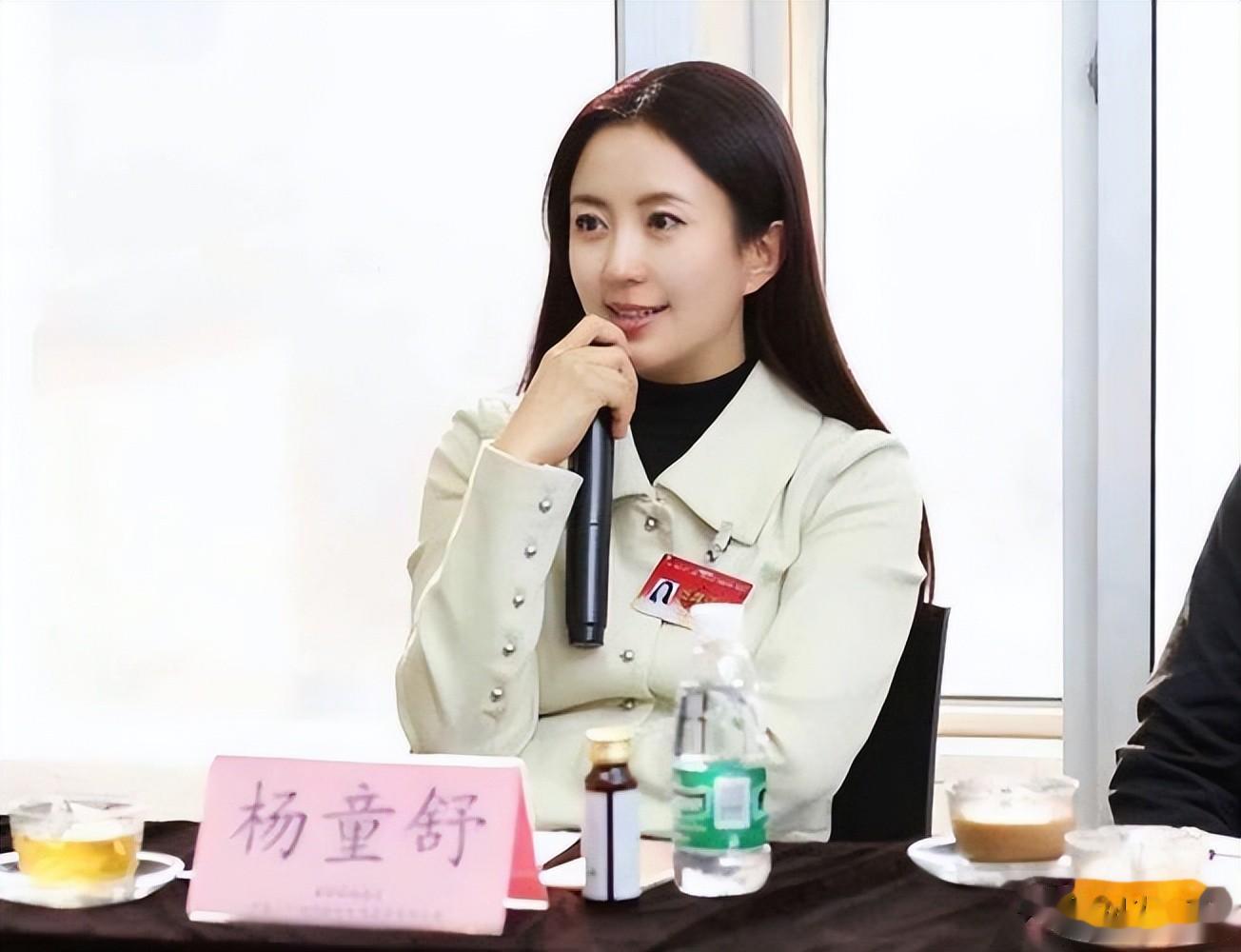 杨童舒现状：50岁年轻的像30岁，是大学教授，儿子长相帅气很像她