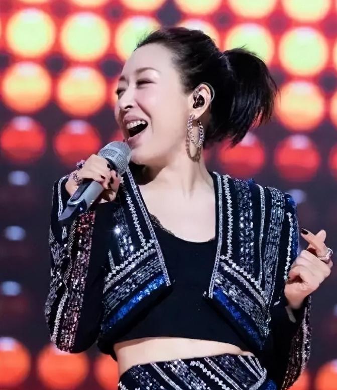 丈夫是10亿富豪，儿子是游泳冠军，如今50岁复出成人生赢家