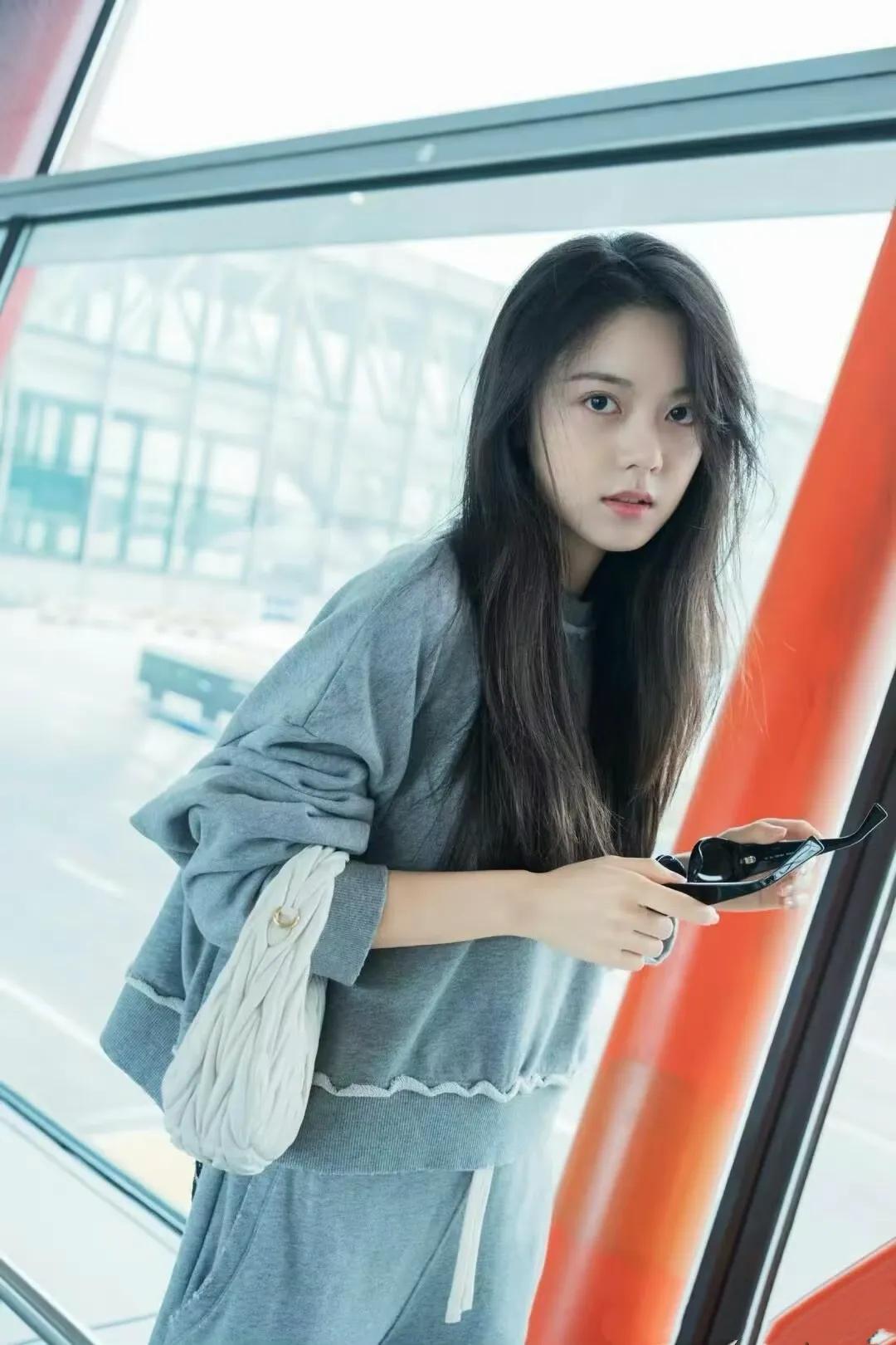 赵今麦墨镜造型超可爱