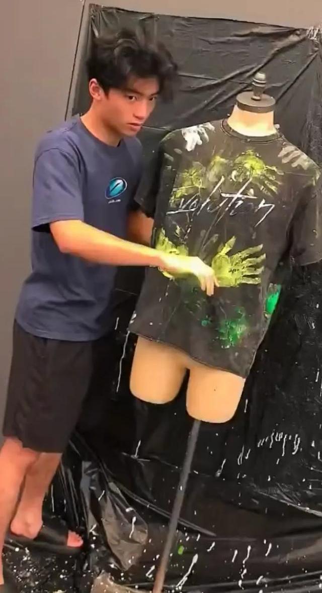 张柏芝被偶遇，一人拿八九件行李堪比搬家！疑和3个儿子澳洲过年