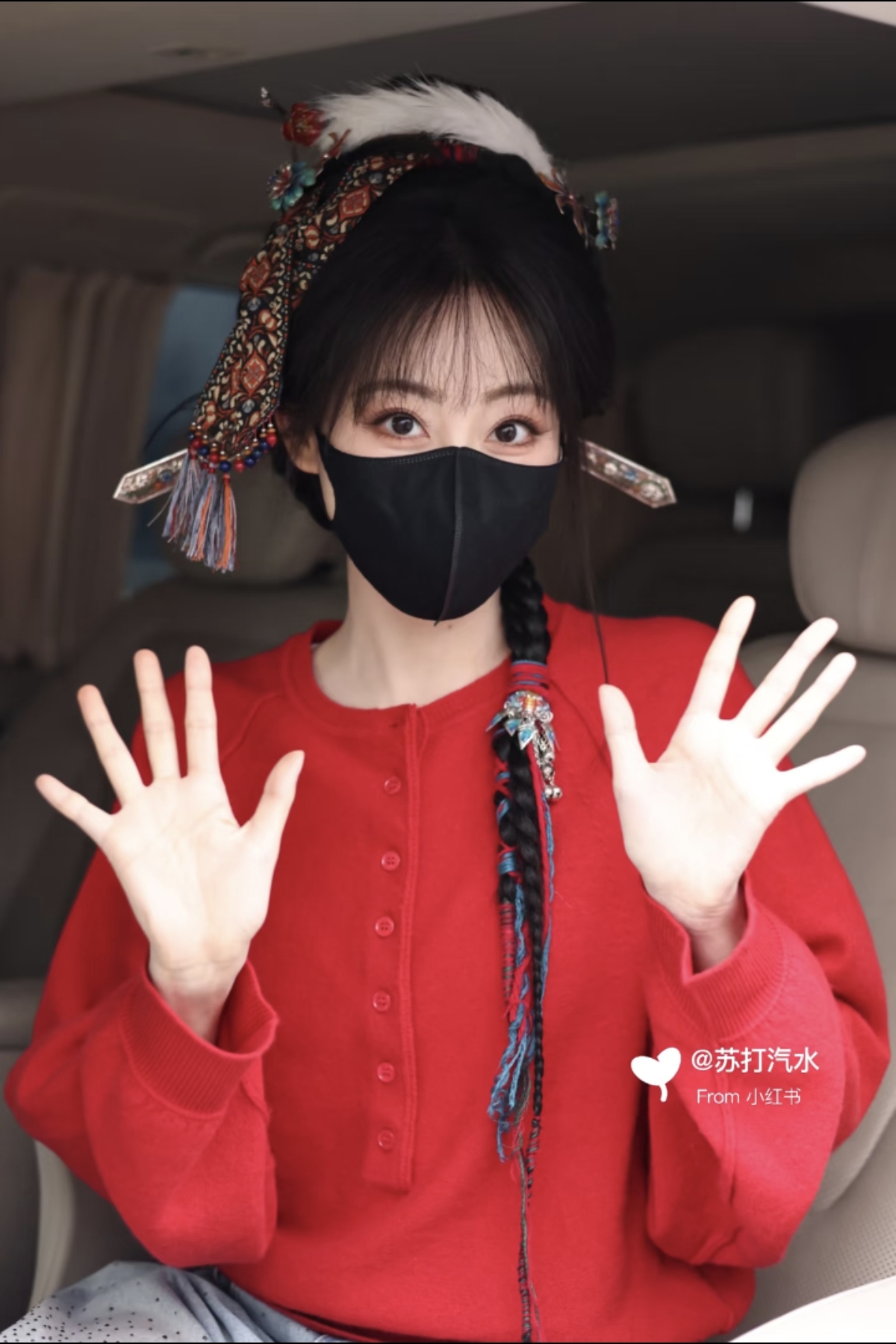 祝绪丹今日上班路透，穿红色毛衣牛仔裤简约舒适，本人看着好瘦呀