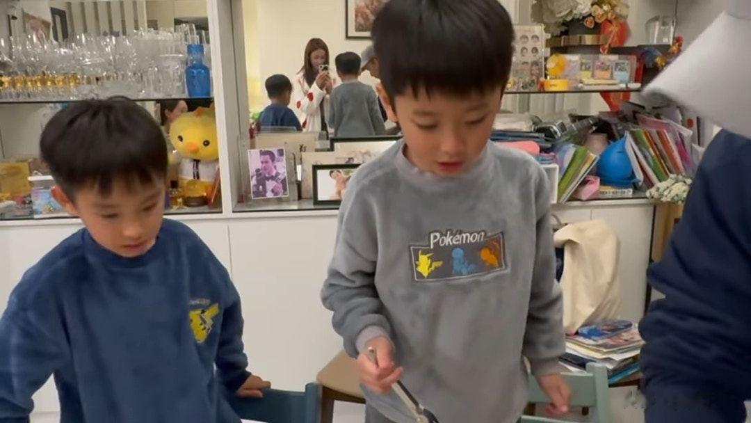 郑嘉颖家把意大利面倒桌上吃！孩子直接上手超满足