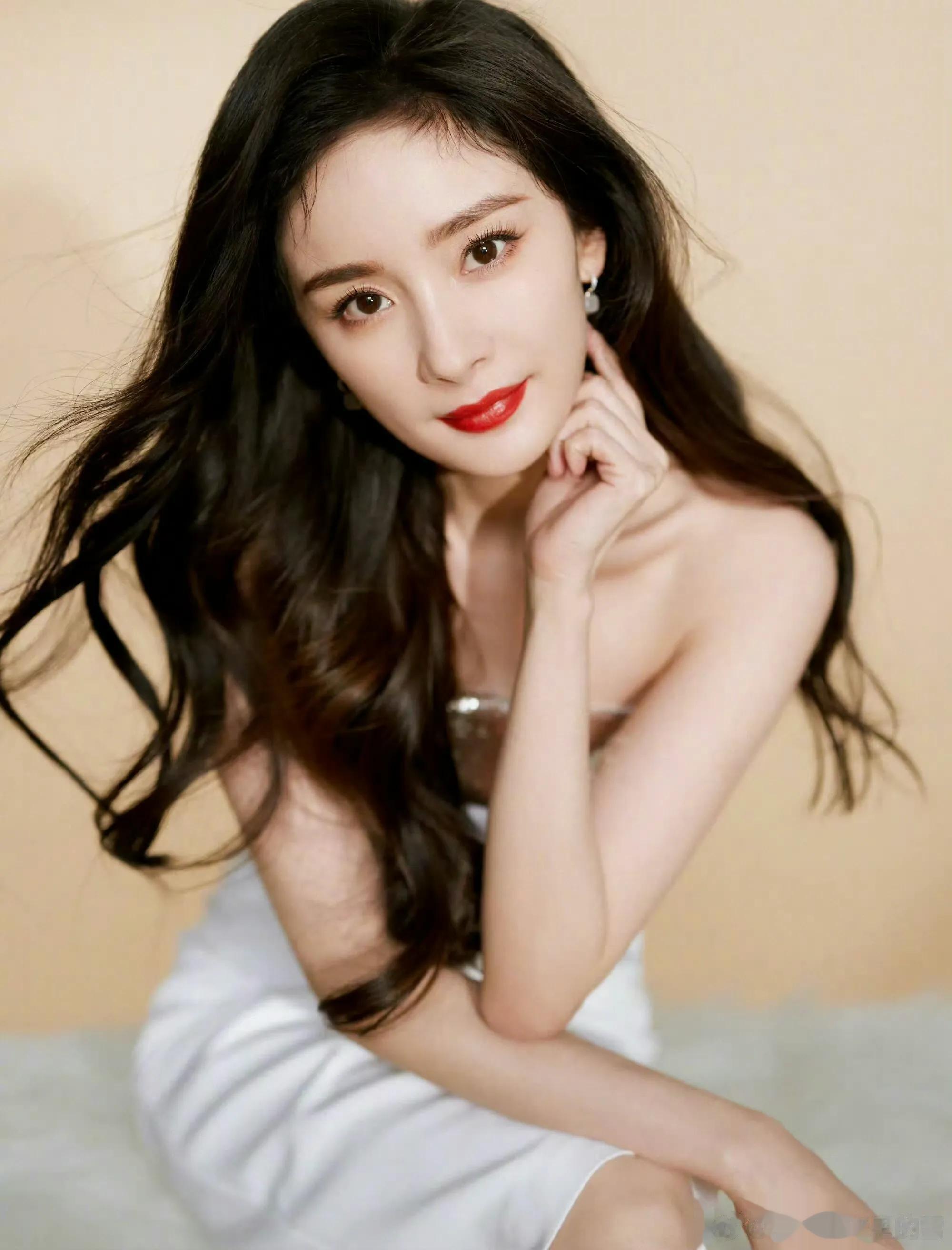 杨幂越来越有妻子的味道了