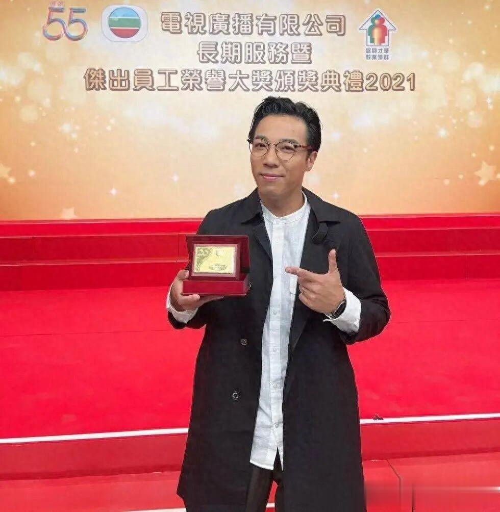 被嘲面目全非严重走样！TVB男星心淡离巢转行2年，网民叹判若两人