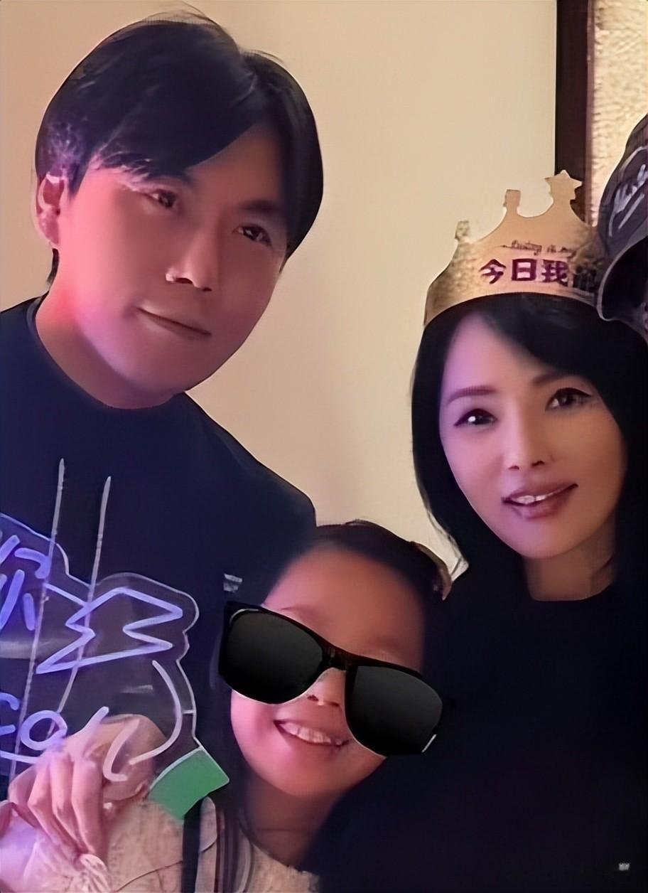 伊能静58岁生日晒全家福，穿黑裙很显清纯，秦昊暴瘦黑又老像父女