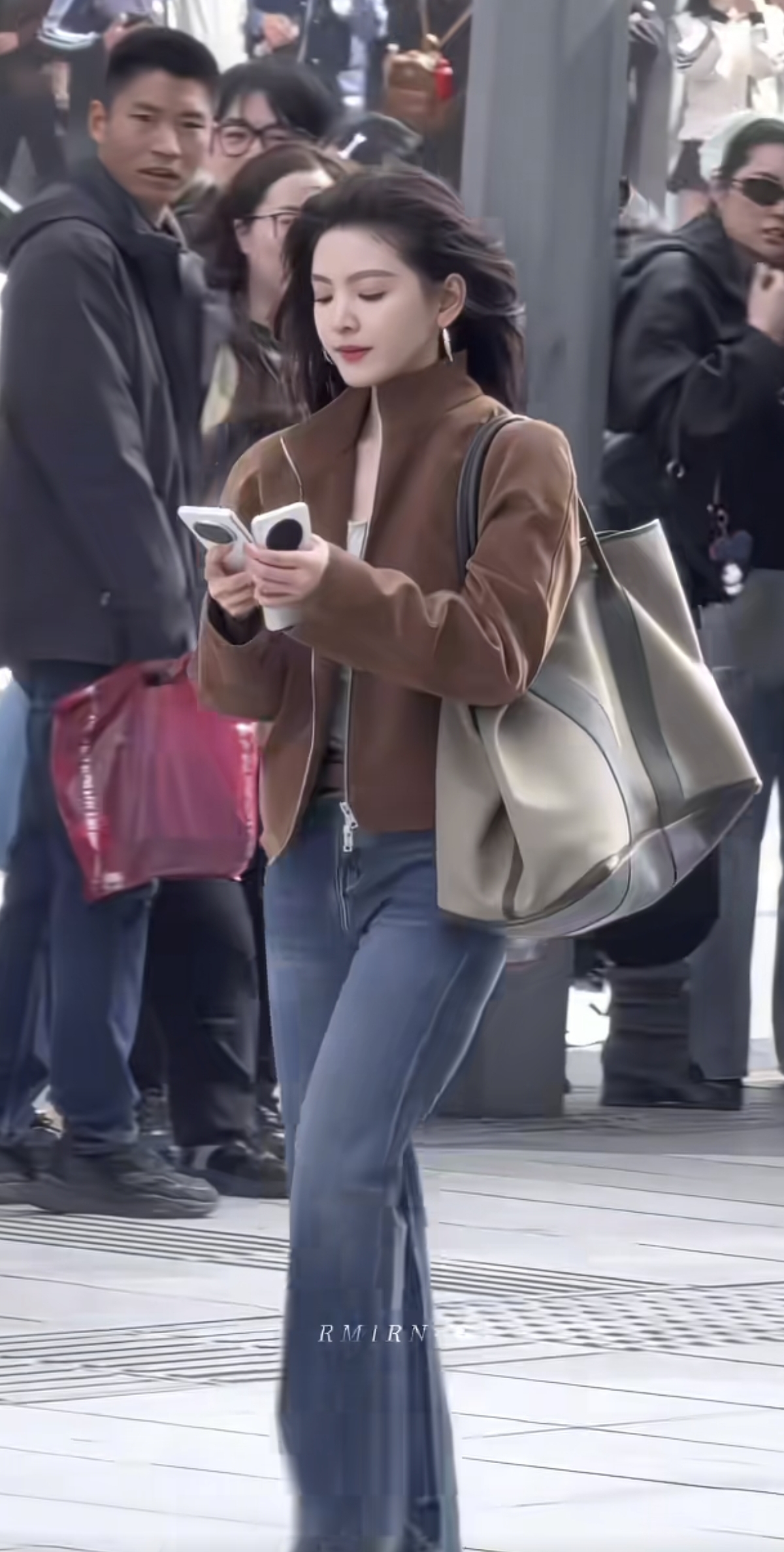 章若楠拍戏被偶遇,路人拍的视频太漂亮了吧,美的清新舒服自然!