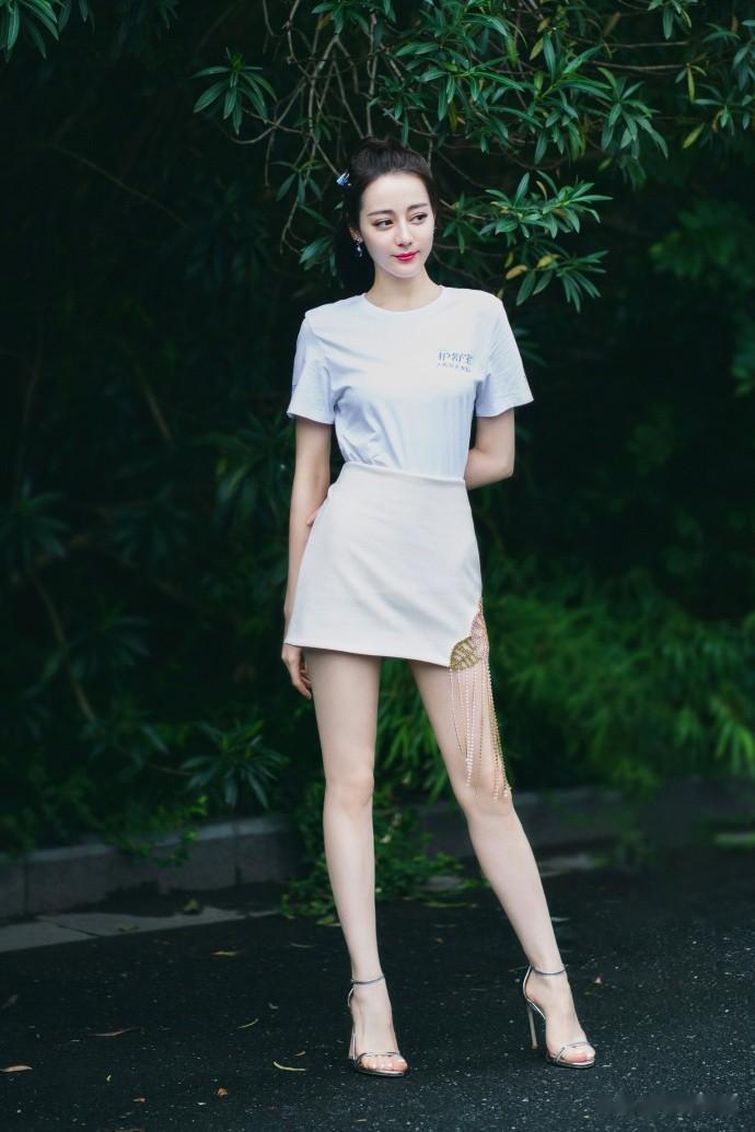 迪丽热巴穿白T恤配短裙,这腿长也太夸张了!生图状态绝了