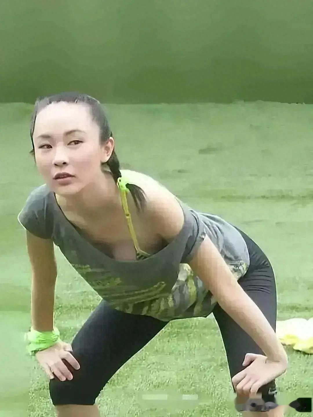霍思燕这件衣服太宽松了吧，练个瑜伽都快走光了，是故意的吧