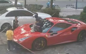 熊孩子把法拉利引擎盖当滑梯，定损22万，家长：不就小孩子玩一下，几个划痕22万？你敲诈啊